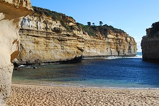 澳大利亚大洋路是澳大利亚国家遗产名录中的一条 243 公里长的公路 位于澳大利亚<i>东</i><i>南</i>海岸 位于维多利亚时代的托基市和阿兰斯福德市之间十二使徒岩地区的海湾
