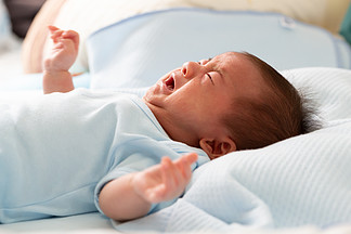 亚洲婴儿新生儿因<i>腹</i>泻绞痛症状而哭泣