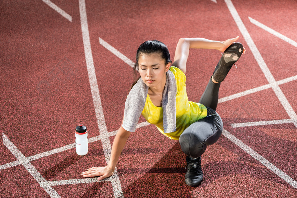 女子短跑运动员在户外短跑前做热身运动