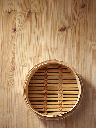 <i>顶</i><i>视</i><i>图</i> 圆形 木材背景 美食 蒸笼 亚洲 篮子 竹子 器皿 传统 厨具 烹饪 食品 厨房 东方 容器 木材 中国 餐厅 蒸汽 厨师 亚洲 手工 设备 空的 木制的