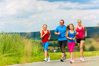 家庭 — 母亲 父亲和四个孩子 — 在乡村街道上<i>慢</i><i>跑</i>或户外运动健身