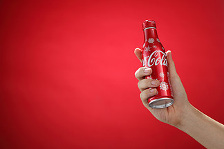 手握可乐的唯美图片图片