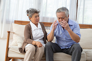 老年中风 亚洲老人中风和剧烈头痛或脑部发作 并照顾他的妻子
