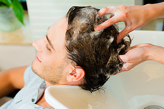 理发师的男人洗头和漂洗感觉明显好