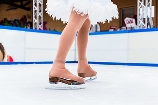 溜冰场上女花样<i>滑</i>冰运动员的低段