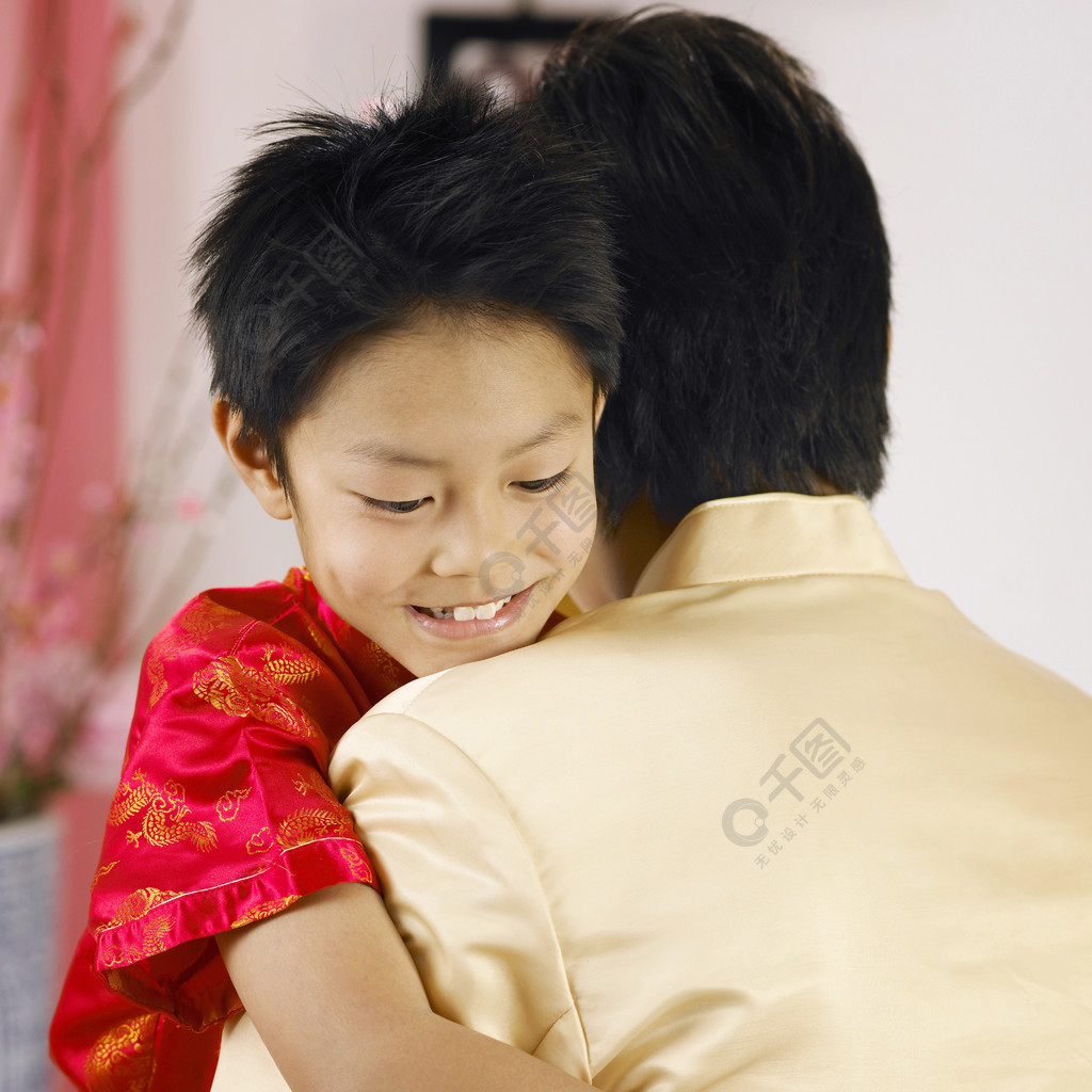 春节期间父亲拥抱儿子