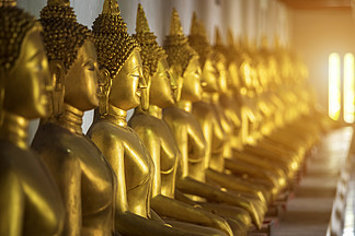美丽的金佛像在 Wat Phra Si Rattana Mahathat 的许多雕像也通俗地称为 Wat Yai 是一座佛教寺庙 wat 它是泰国彭世洛的主要旅游景点
