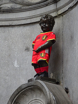 著名的撒尿小童雕塑身着国家红魔足球队服装 以纪念在 i