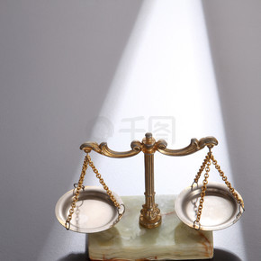 灰色背景上的法律尺度正义的象征