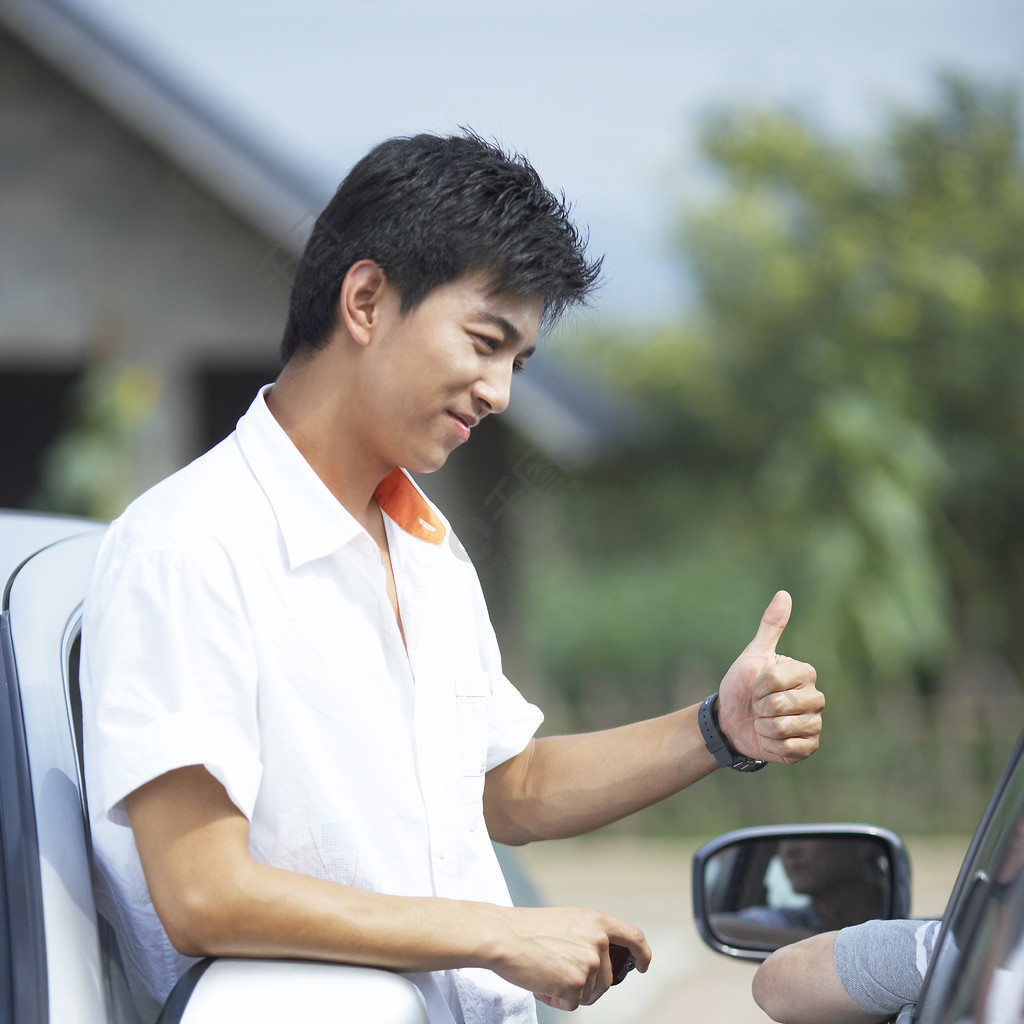 男人靠在車上