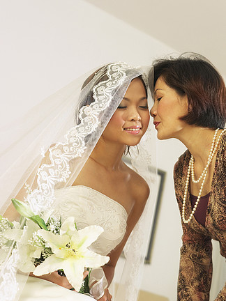 新娘接受母亲的吻