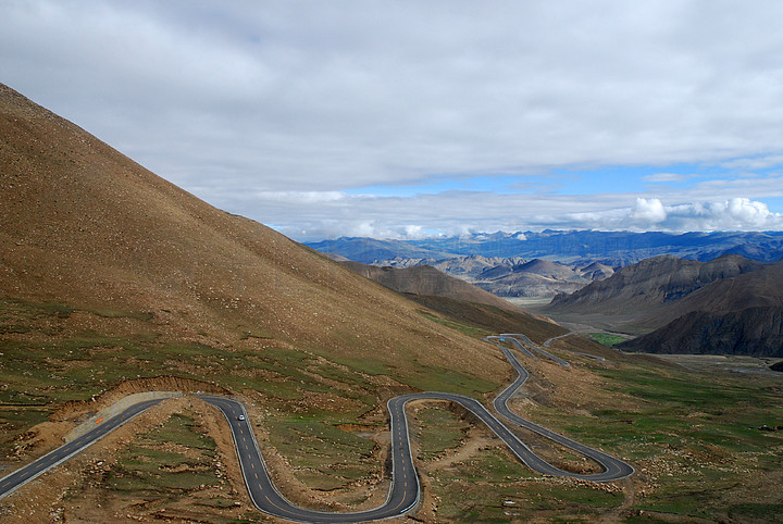 wu lha 山口的公路街 以喜馬拉雅山脈為背景 位於中華人民共和國西藏