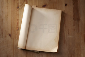 老式打开的书 在木头上有柔和的色调