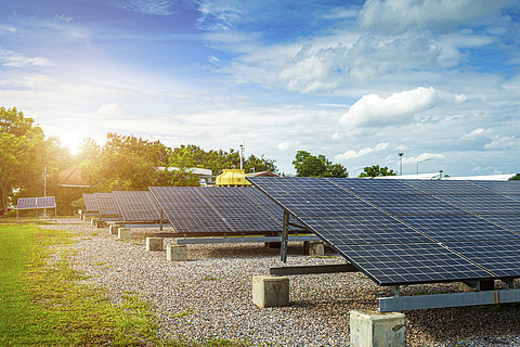 光伏模塊太陽能發電廠和藍天日落背景 替代能源概念