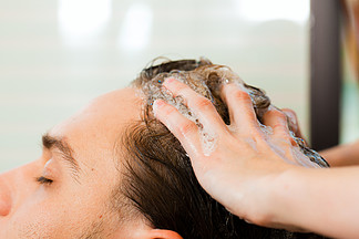 理发师的男人洗头和漂洗感觉明显好
