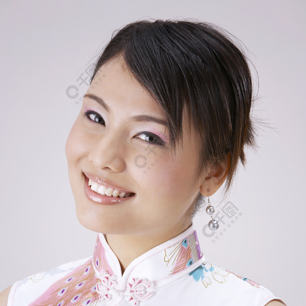 关闭年轻的中国女人传统服装