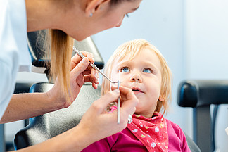 牙医用毛绒玩具向孩子解<i>释</i>治疗 小女孩正在看