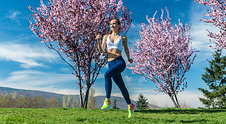 <i>跑</i>为健身在一个春日的运动的妇女