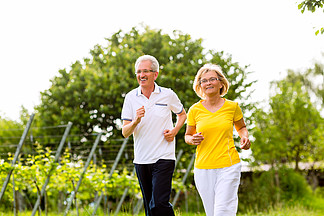 老年夫妇在户外运动 在大自然的道路或小路上<i>慢</i><i>跑</i>