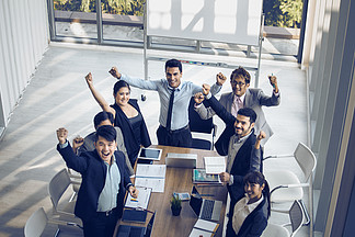 成功的<i>创</i><i>业</i>企<i>业</i>家和商界人士团队实现目标 在办公室举起双臂庆祝胜利成功和获胜的概念