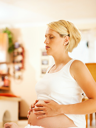 怀孕 怀孕 体操 瑜伽 普拉提 母亲 孩子 婴儿 肚子 肚子 期待 等待 腹部 父母 女人 白种人 人 女性 放松 呼吸 锻炼 运动 活跃 活动 伸展 产<i>前</i> 产<i>前</i>护理 健康 幸福 美丽 坐着 盘腿 室