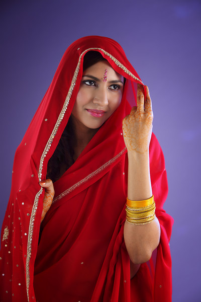 穿着红色纱丽的印度女人的画像