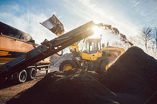 在堆肥<i>厂</i>或垃圾填埋场中搬运泥土和生物质的重型机械
