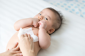 妈妈在更换尿布或尿布时用湿纸巾清洁和擦拭<i>婴</i>儿身体 擦手或脸或腿 用湿纸巾概念为母亲和幼儿提供个人卫生