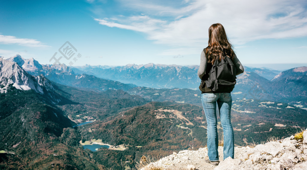 站在高山峰頂的女人卡文德爾峰