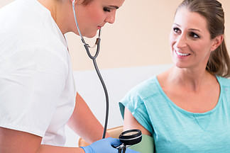妇科医生办公室护士测<i>量</i>女性血压