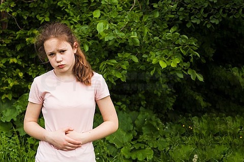 女生肚子疼捂肚子图片