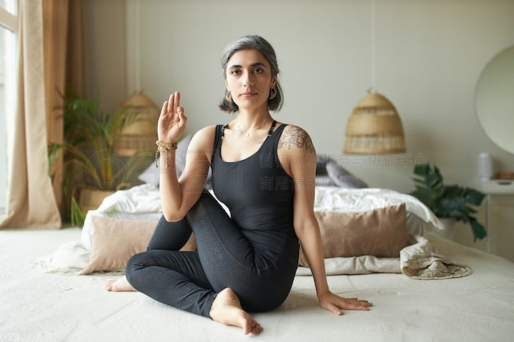 ߼Ů٤ʿͷҰףڵذϣڳ ardha matsyendrasana ƣʽŤתԸͻⱳʹ