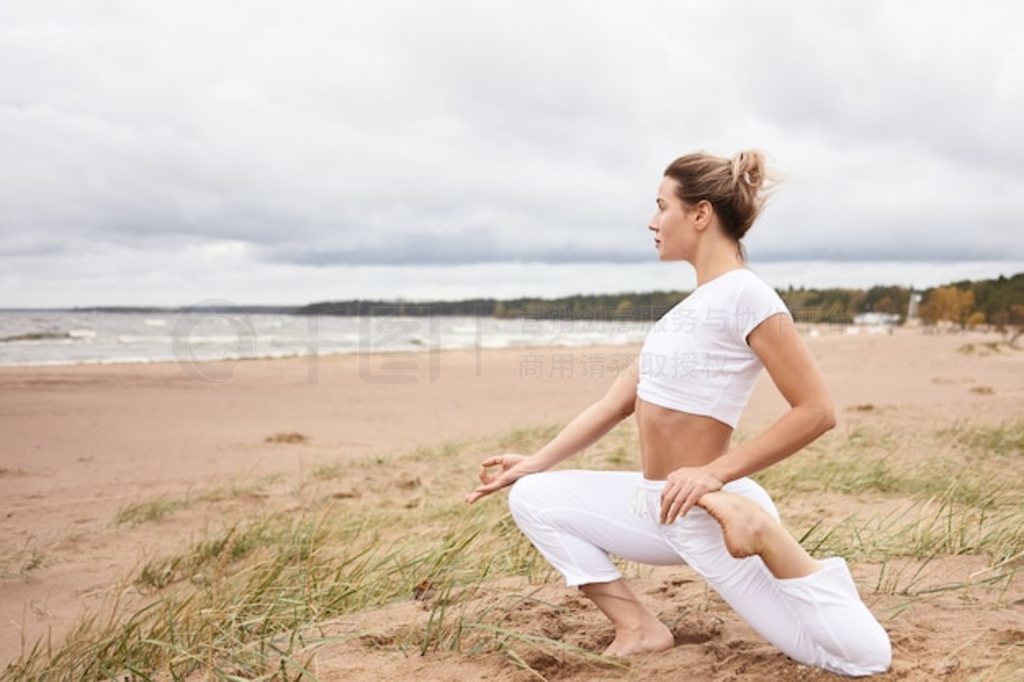 ˶Ůɳ̲϶󺣣٤ϰڼչ˶ Eka Pada Rajakapotasana еˮƽ