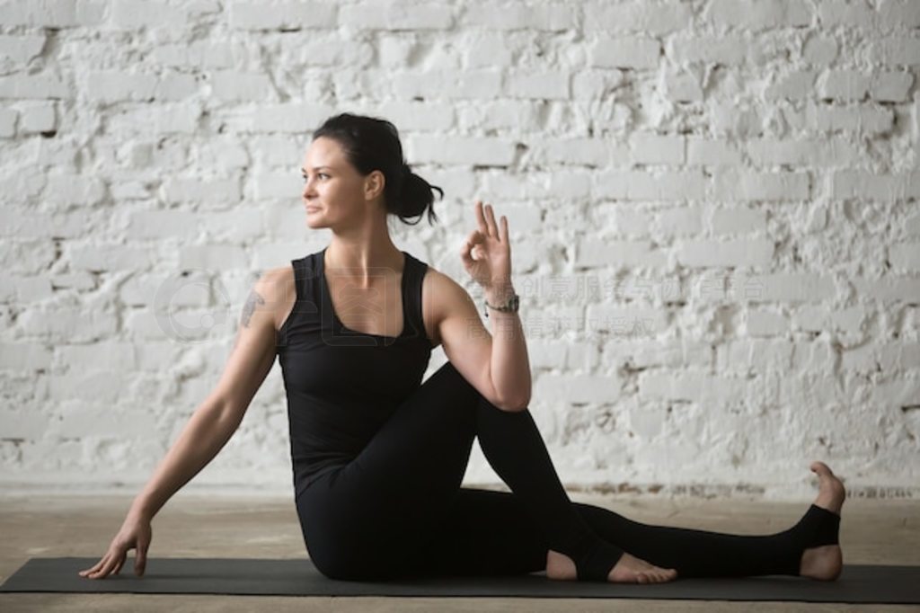 ٤ʿ Ardha Matsyendrasana Ůˣɫ