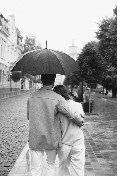 雨中行走的背影情侣