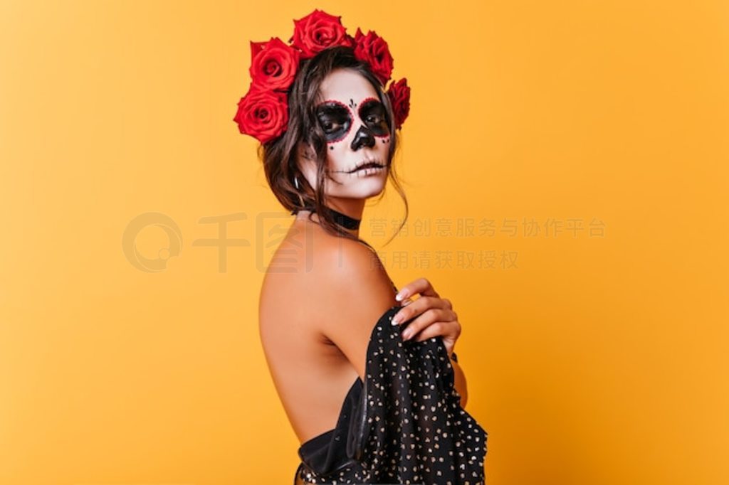 ʥڼ䣬 la muerta װŮžͷ˵ڷõ壬ڻɫϡ