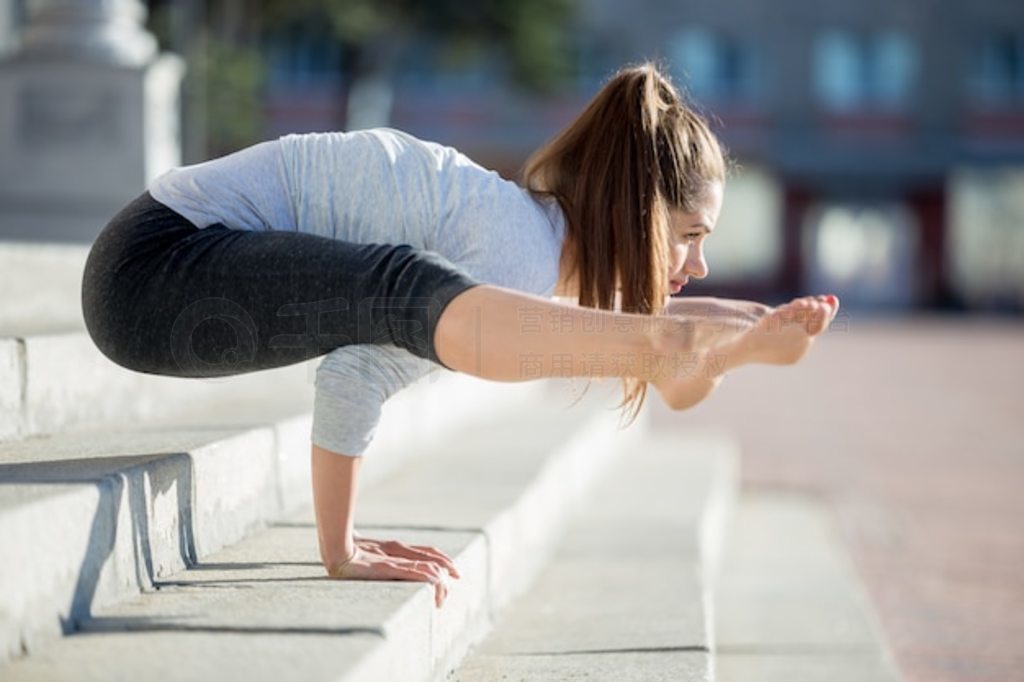 ͷ٤Tittibhasana