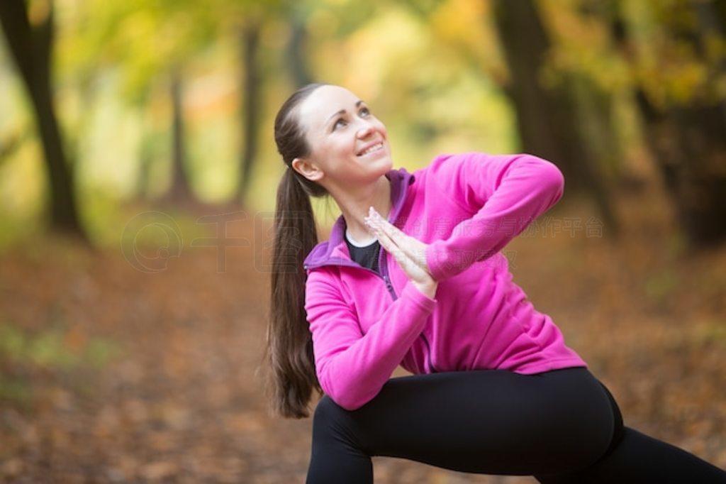 ٤Parivrtta Parsvakonasana