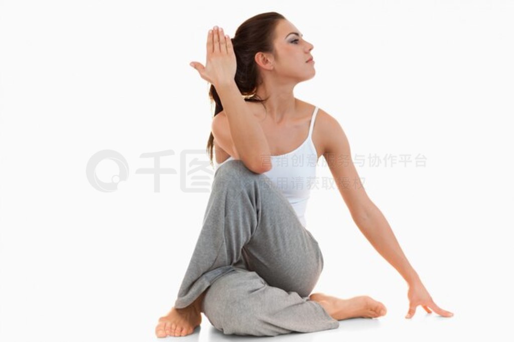  Ardha Matsyendrasana ƵŮФ