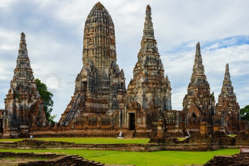  (Wat Chaiwatthanaram) ɰ (Prasat Tong) 