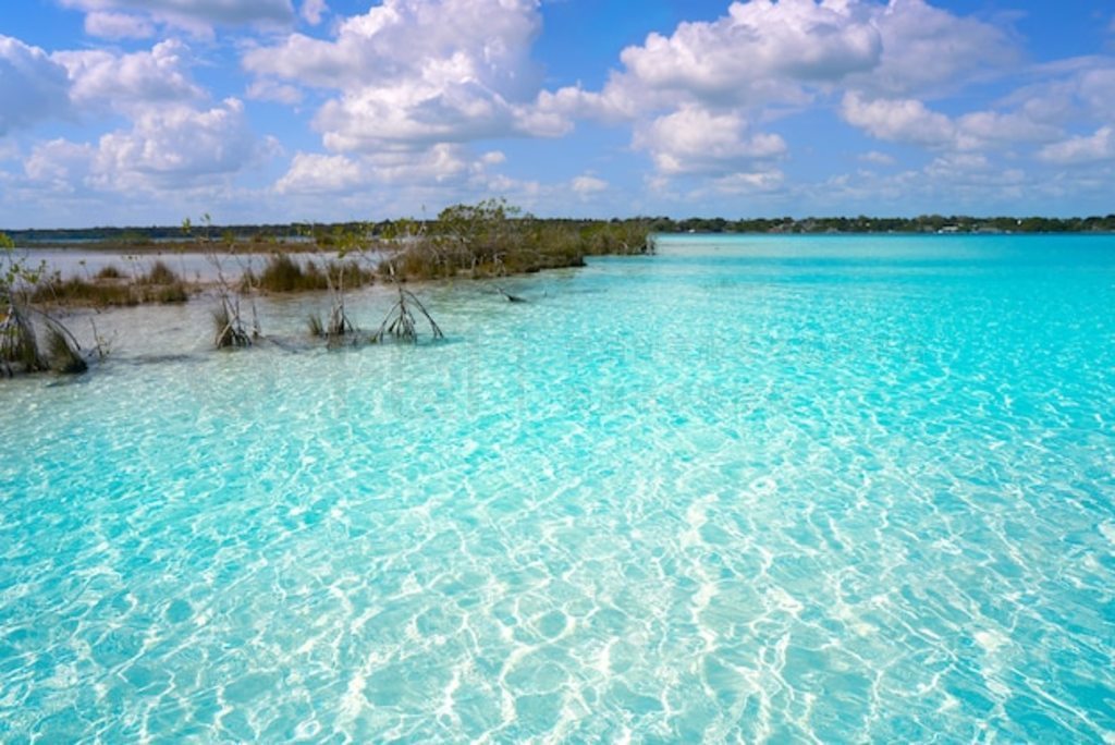 īк Laguna de Bacalar к