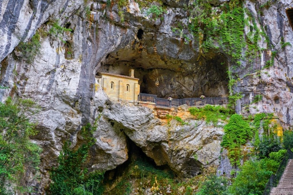 ߶ʥѨ (Covadonga Santa Cave) ʥ ˹ͼ˹