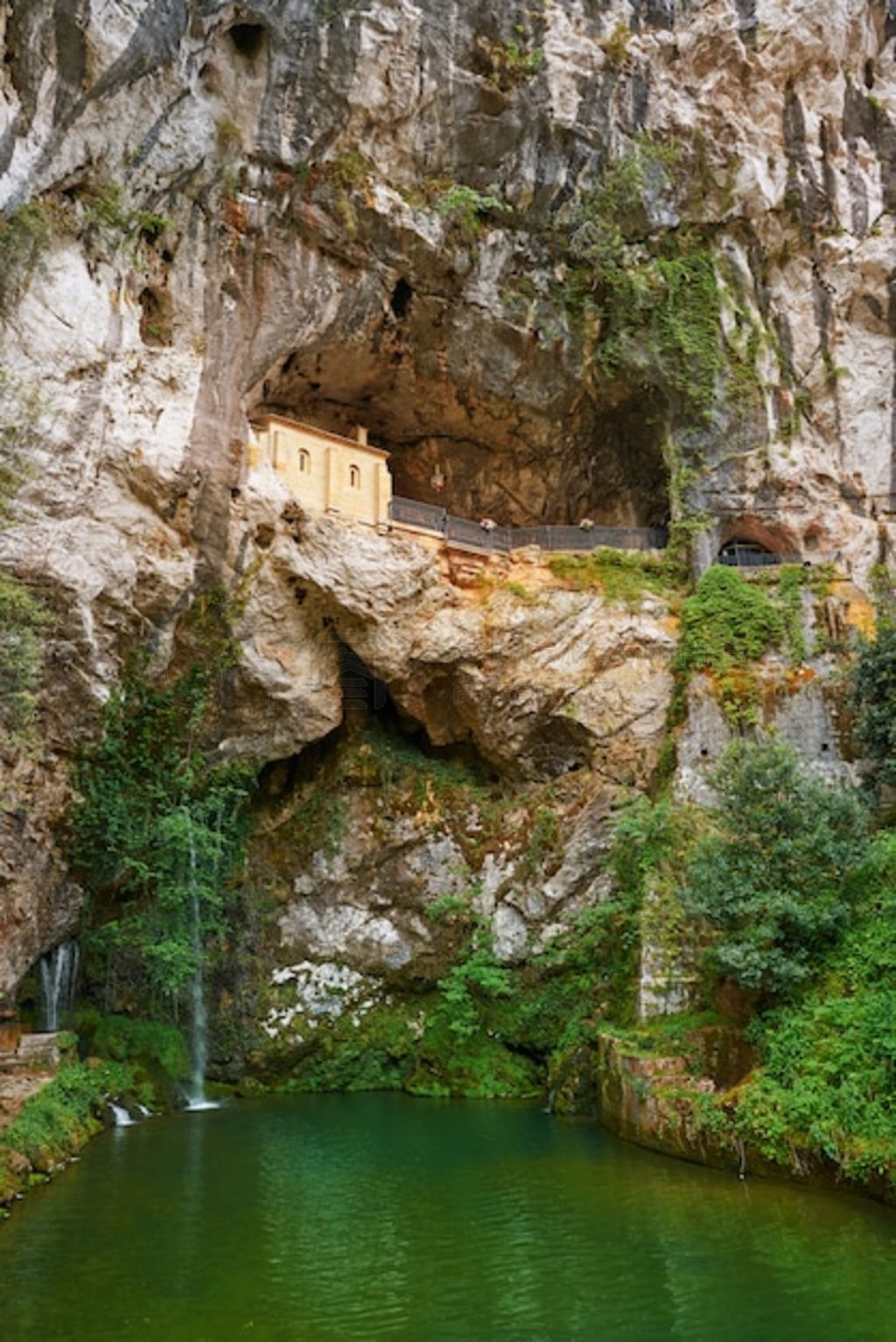 ߶ʥѨ (Covadonga Santa Cave) ʥ ˹ͼ˹