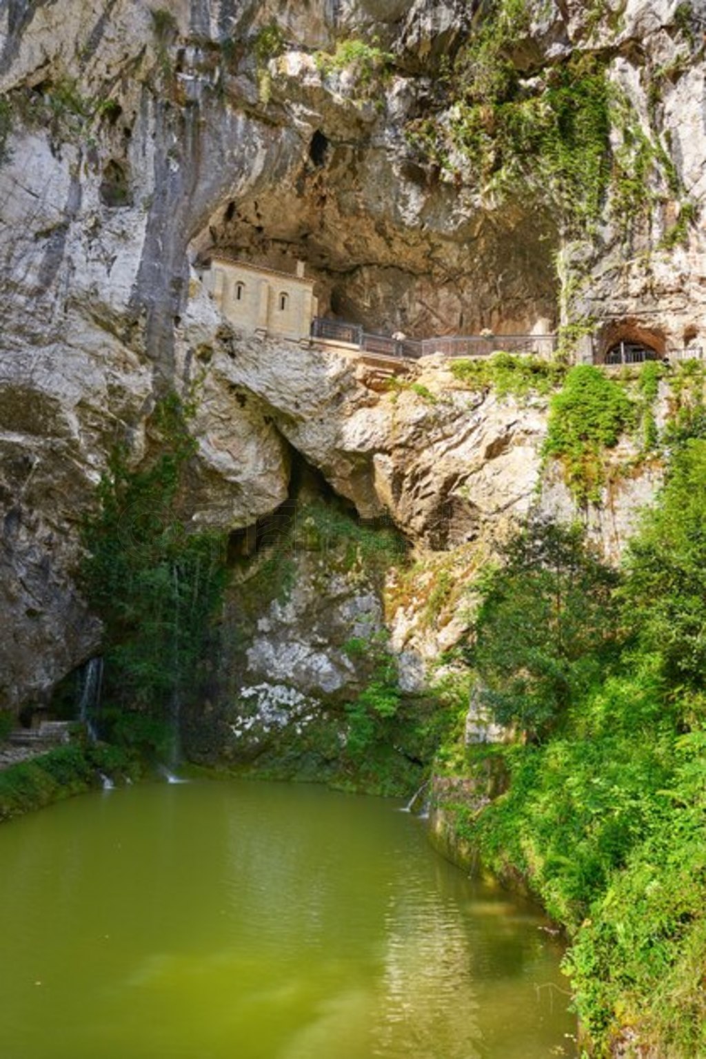 ߶ʥѨ (Covadonga Santa Cave) ʥ ˹ͼ˹