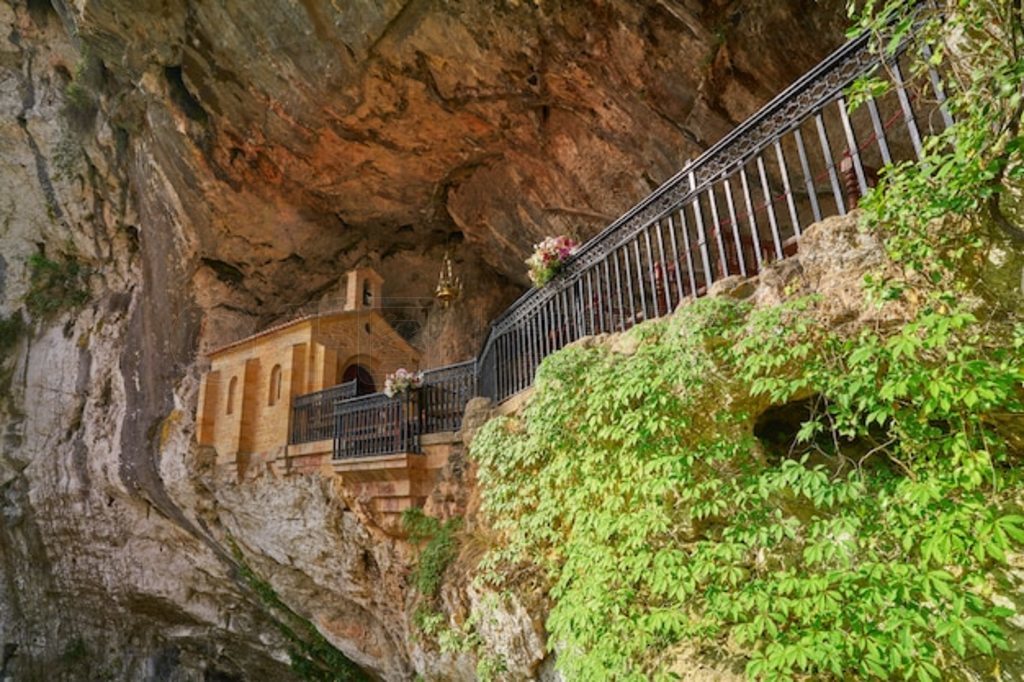 ߶ʥѨ (Covadonga Santa Cave) ʥ ˹ͼ˹