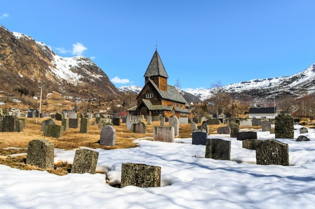 ޶ľ (Roldal stavkyrkje)ǰΪѩĹ