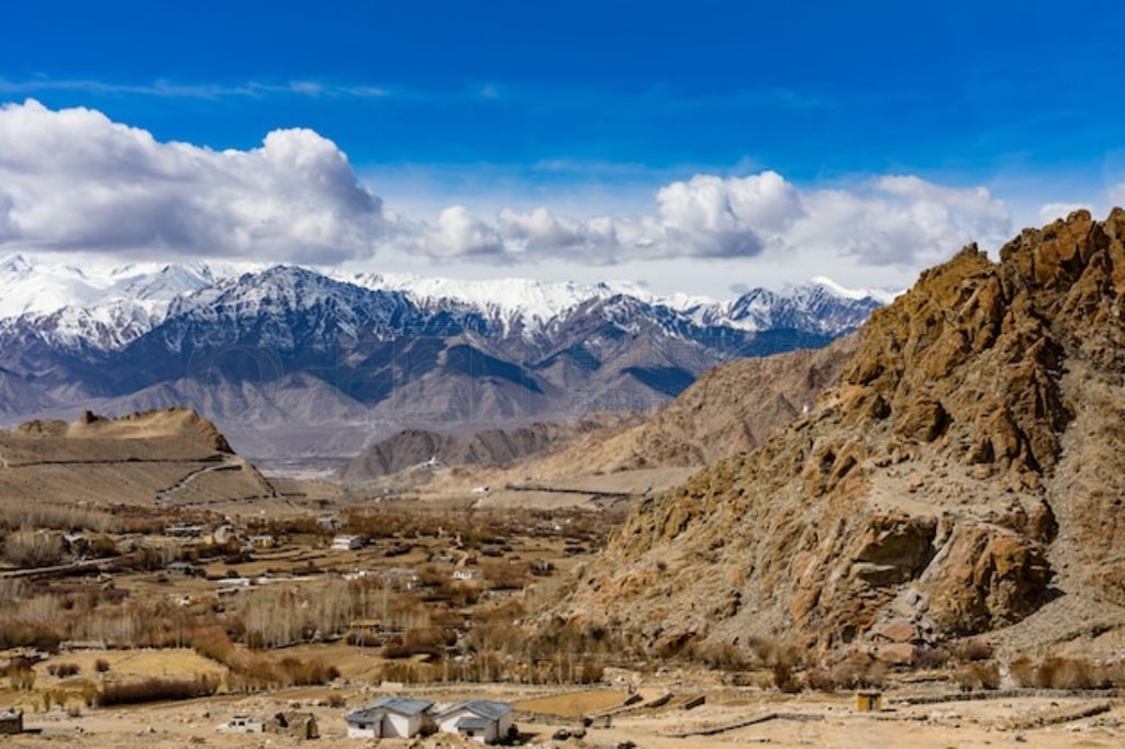 ӺͿʲ׶˵ɽ Khardung La С·֮ķ羰