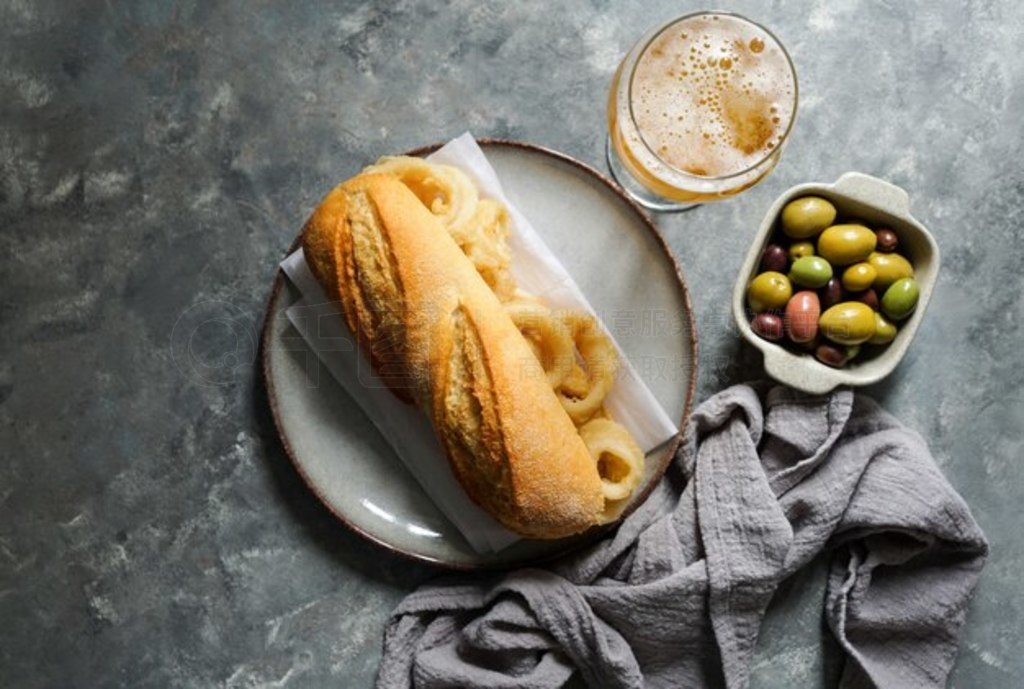 Bocadillo con calamares ơ