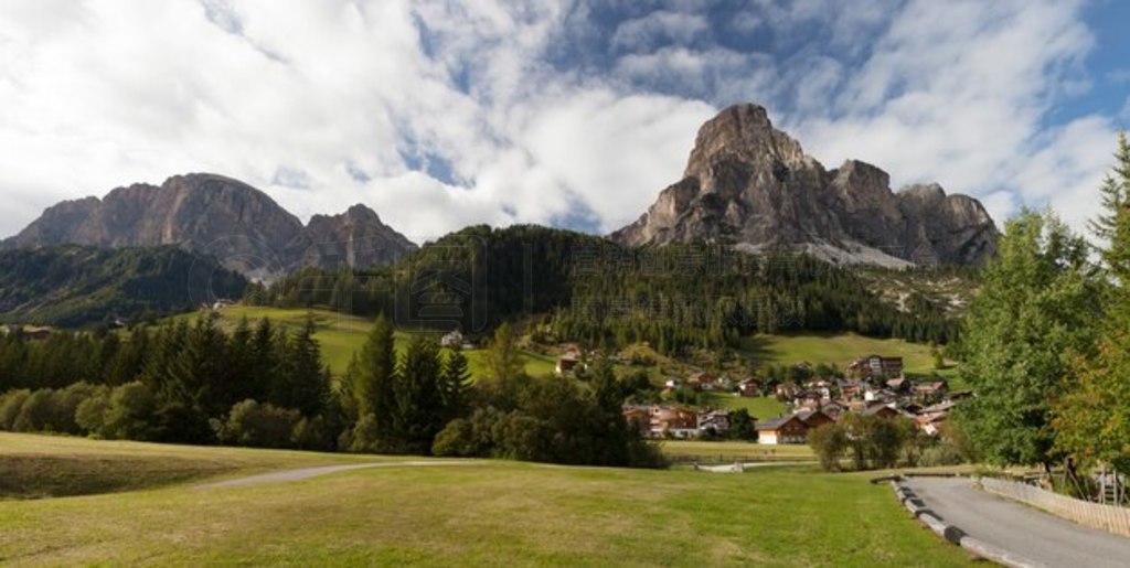 ӿ (Corvara) ͵ɽ (Val Badia) ǡɸ (massiccio Sassongher)