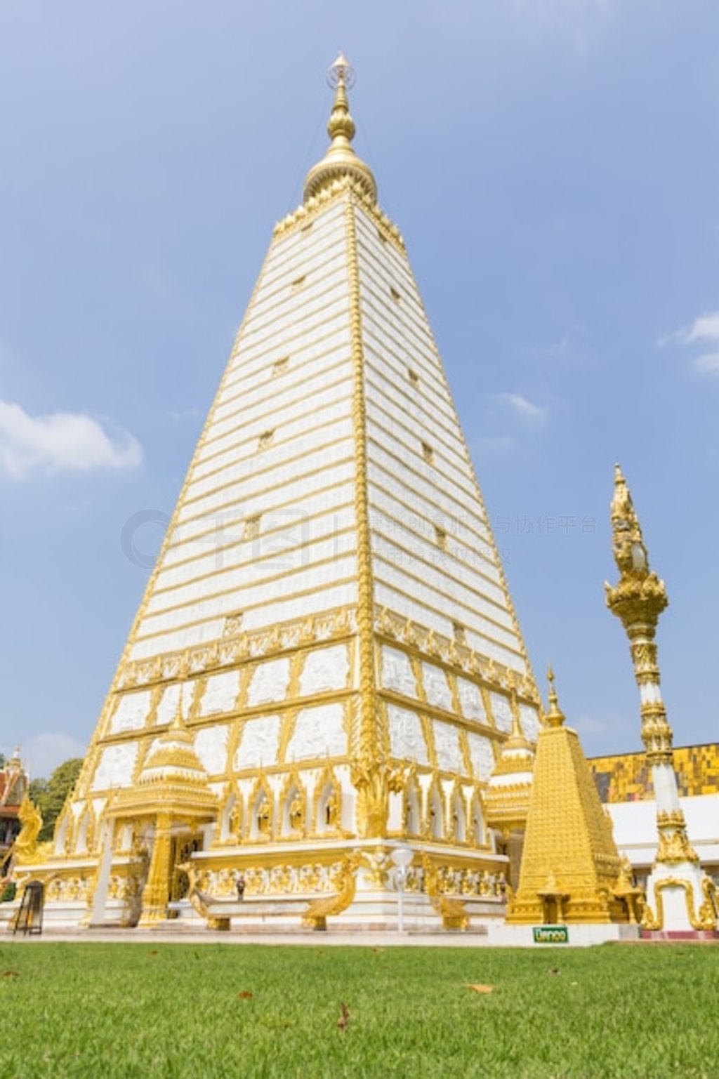 ̩븮 Phra That Nong Bua 